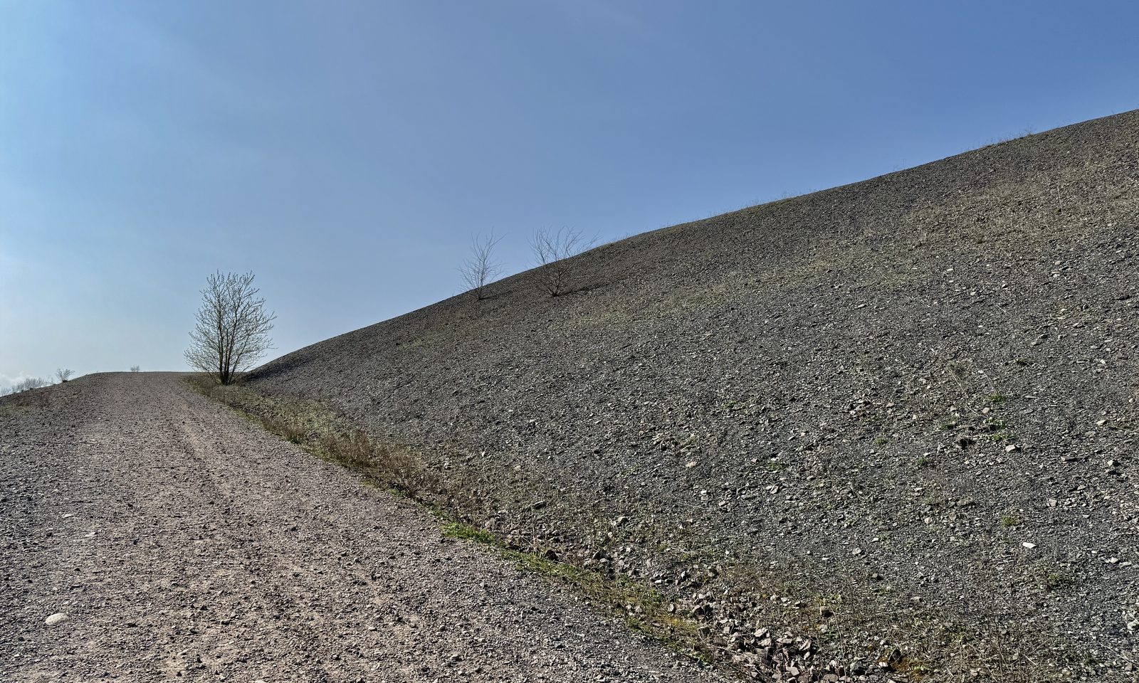 Ein ansteigender Weg in offener Landschaft